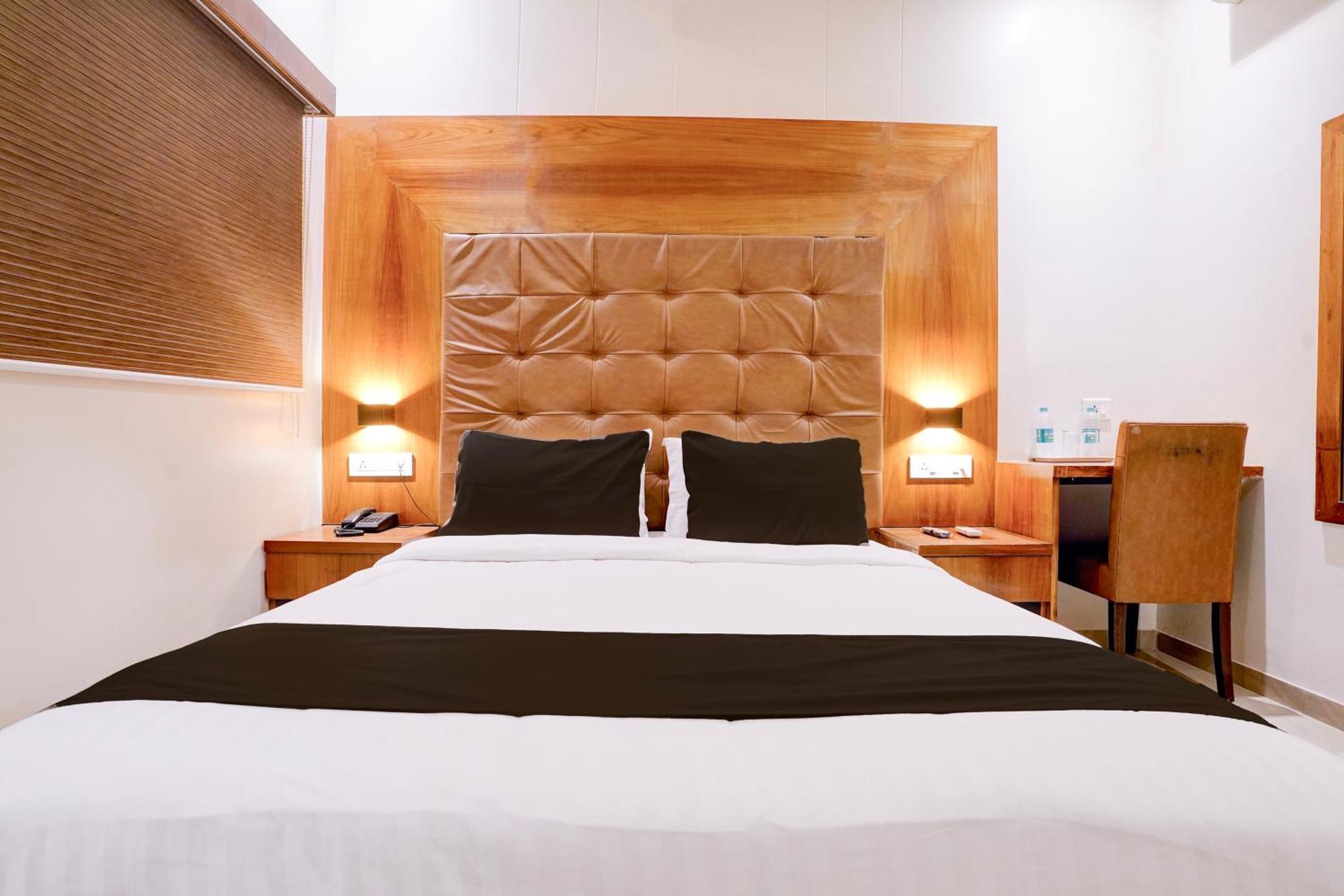 Super Townhouse Oak Times Square Le Western Mumbai  Buitenkant foto
