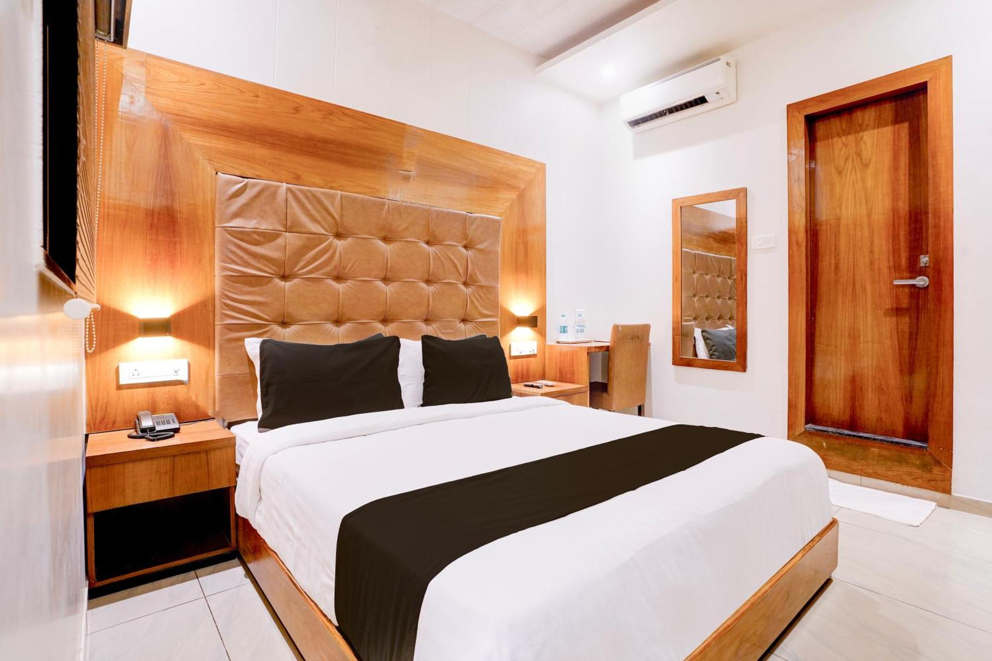 Super Townhouse Oak Times Square Le Western Mumbai  Buitenkant foto