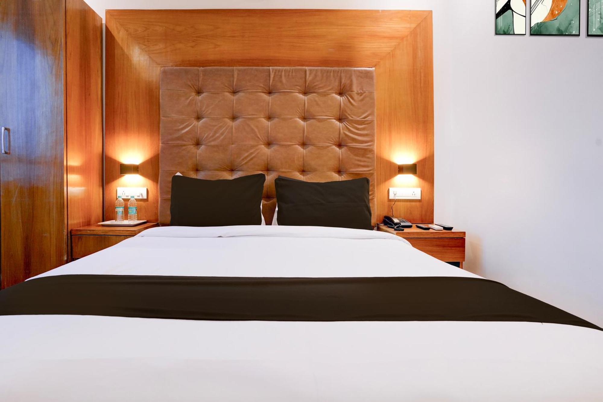 Super Townhouse Oak Times Square Le Western Mumbai  Buitenkant foto