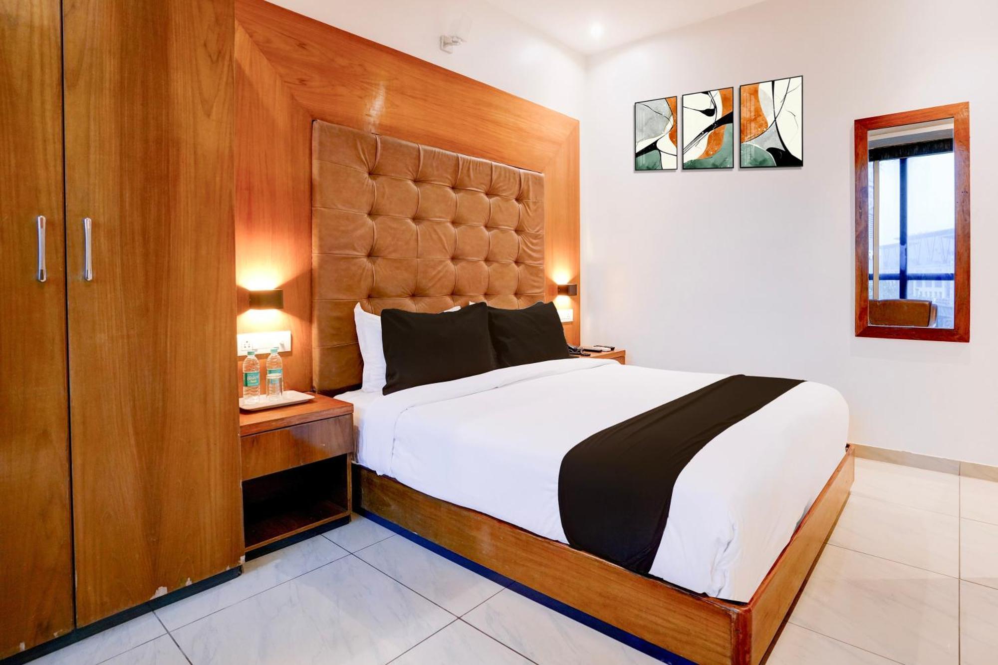 Super Townhouse Oak Times Square Le Western Mumbai  Buitenkant foto