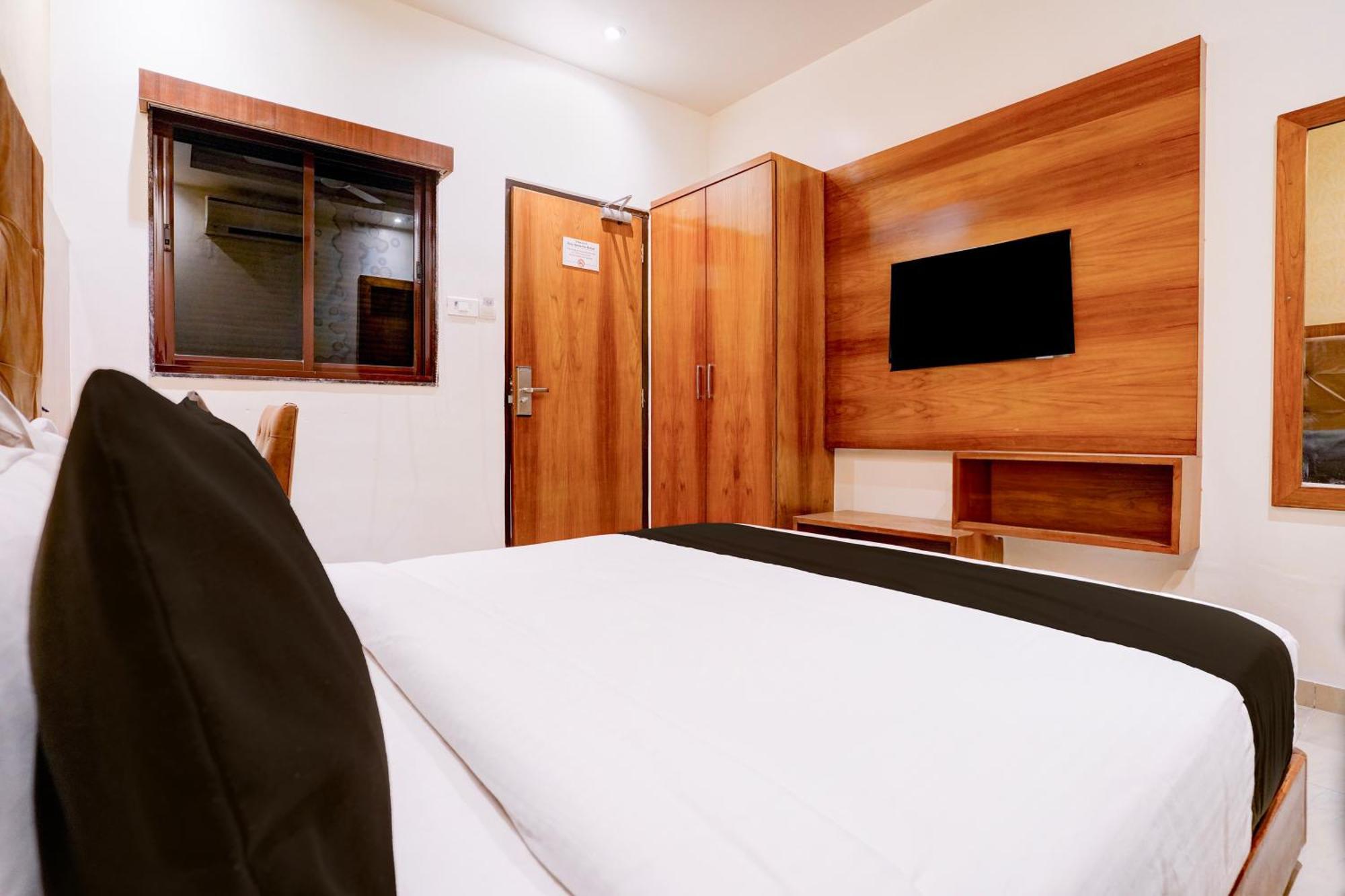 Super Townhouse Oak Times Square Le Western Mumbai  Buitenkant foto