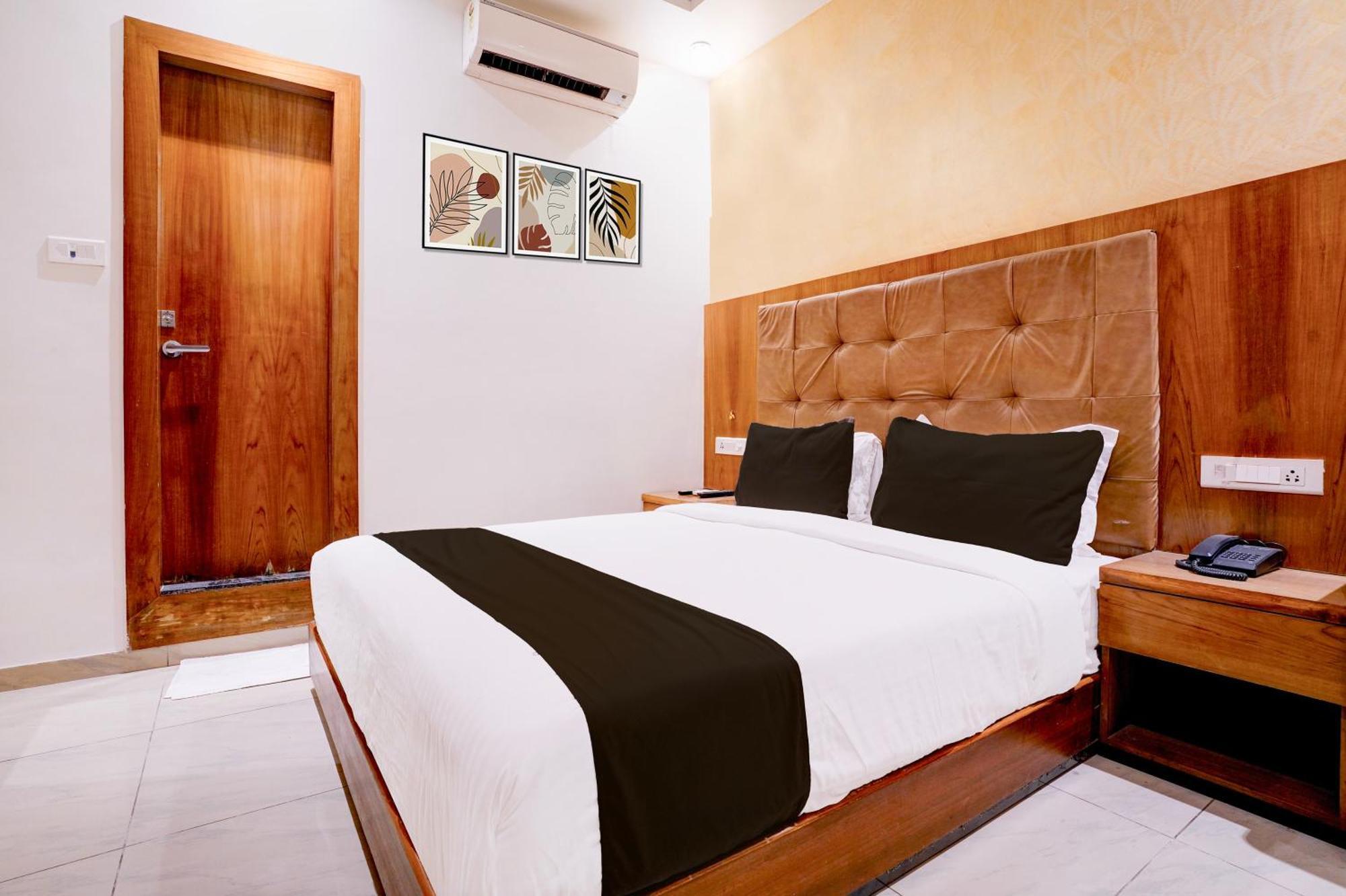 Super Townhouse Oak Times Square Le Western Mumbai  Buitenkant foto