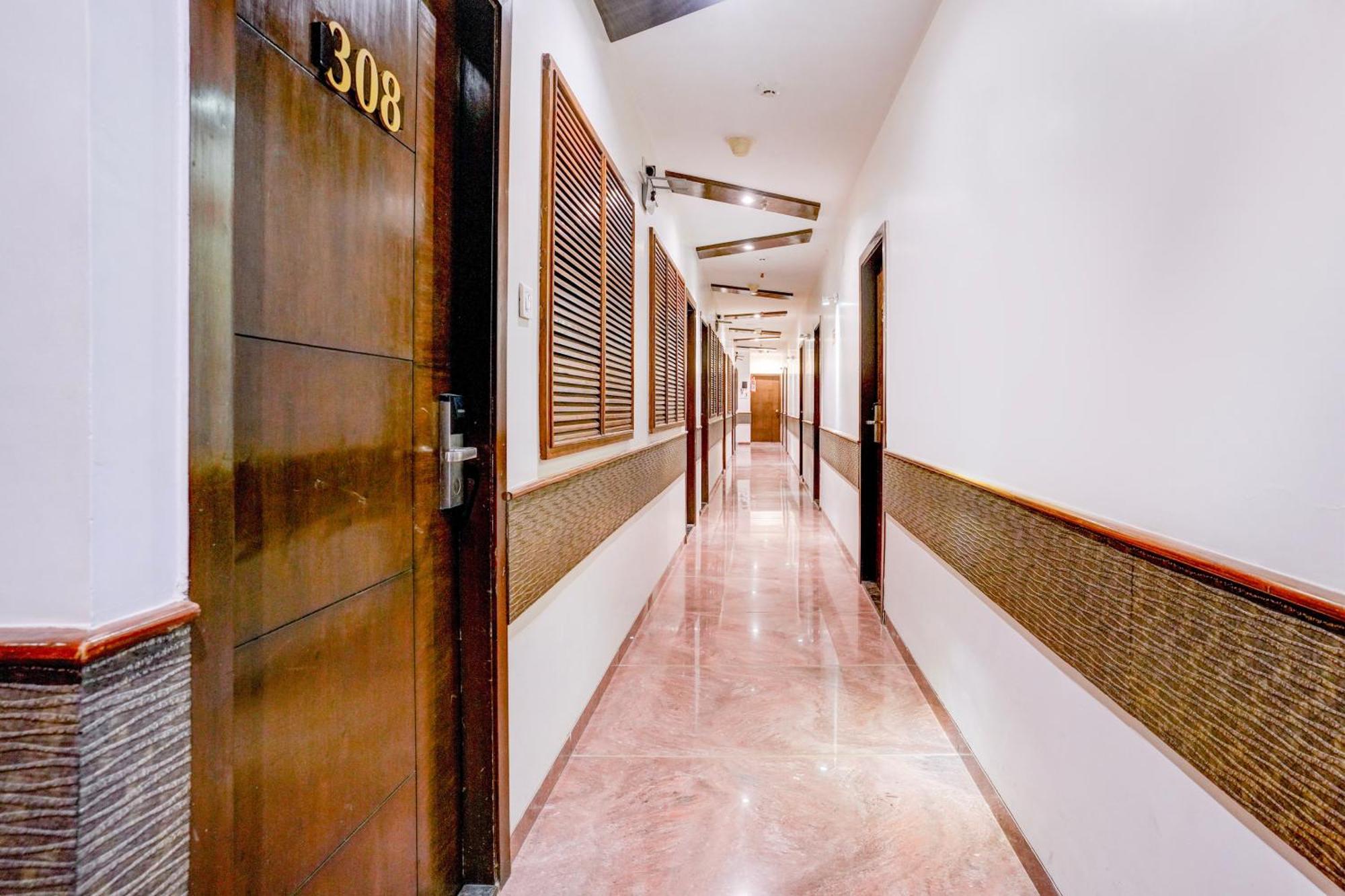 Super Townhouse Oak Times Square Le Western Mumbai  Buitenkant foto