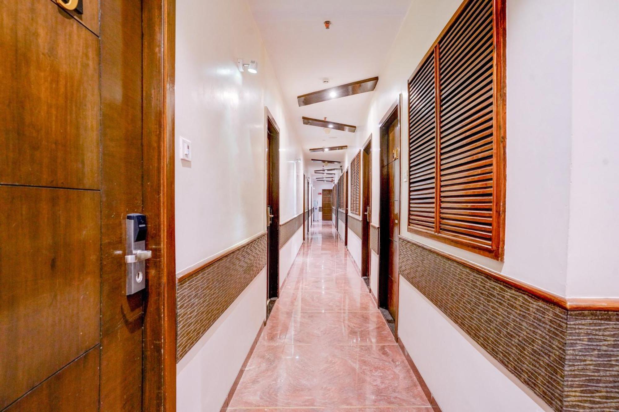 Super Townhouse Oak Times Square Le Western Mumbai  Buitenkant foto