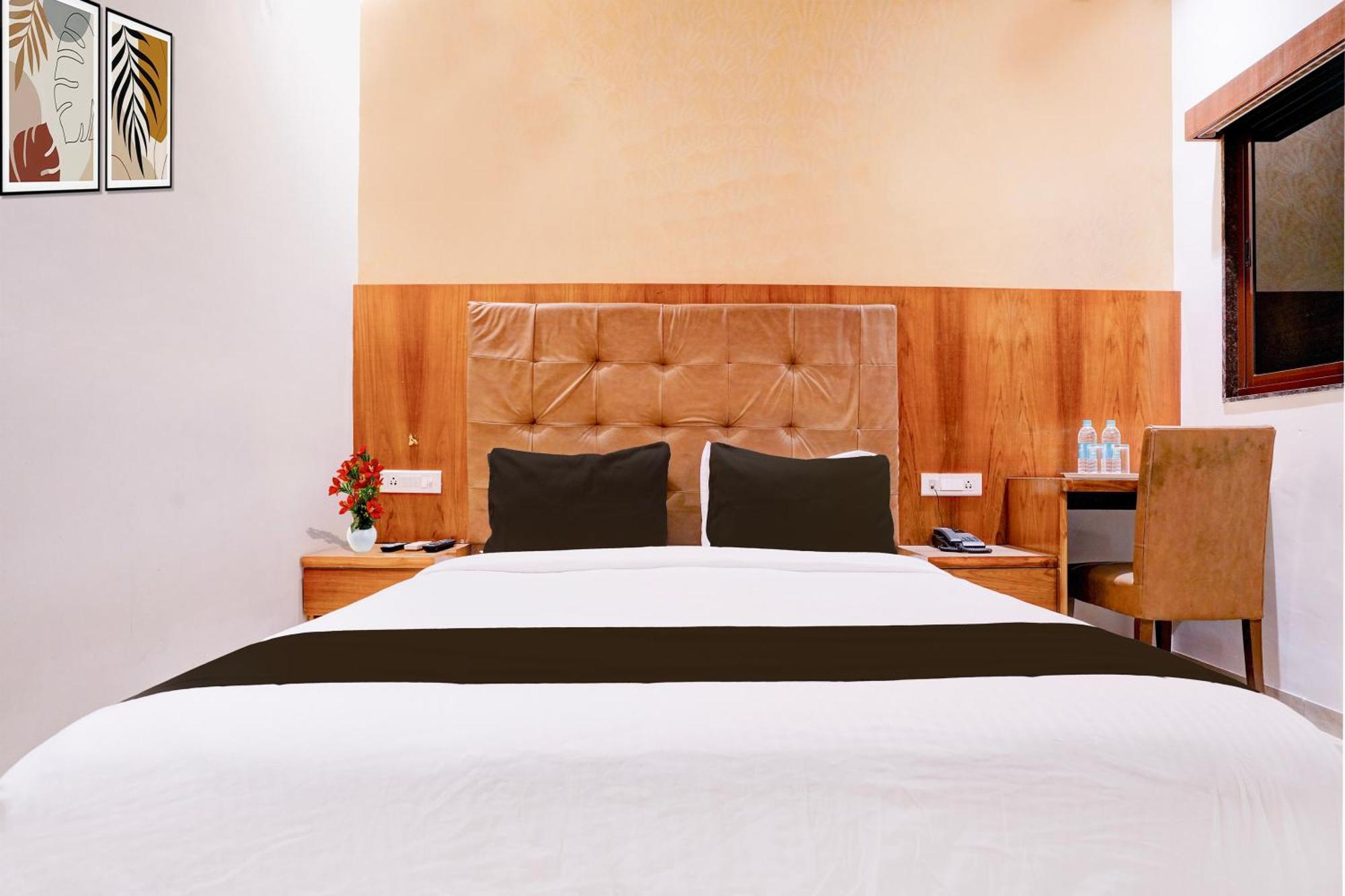 Super Townhouse Oak Times Square Le Western Mumbai  Buitenkant foto