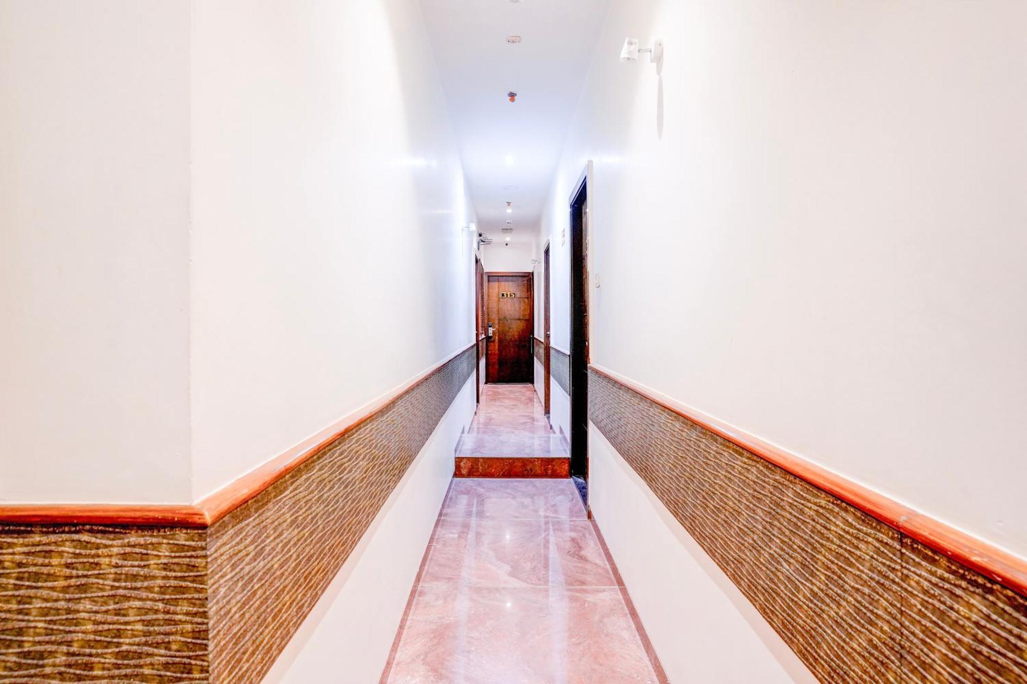 Super Townhouse Oak Times Square Le Western Mumbai  Buitenkant foto