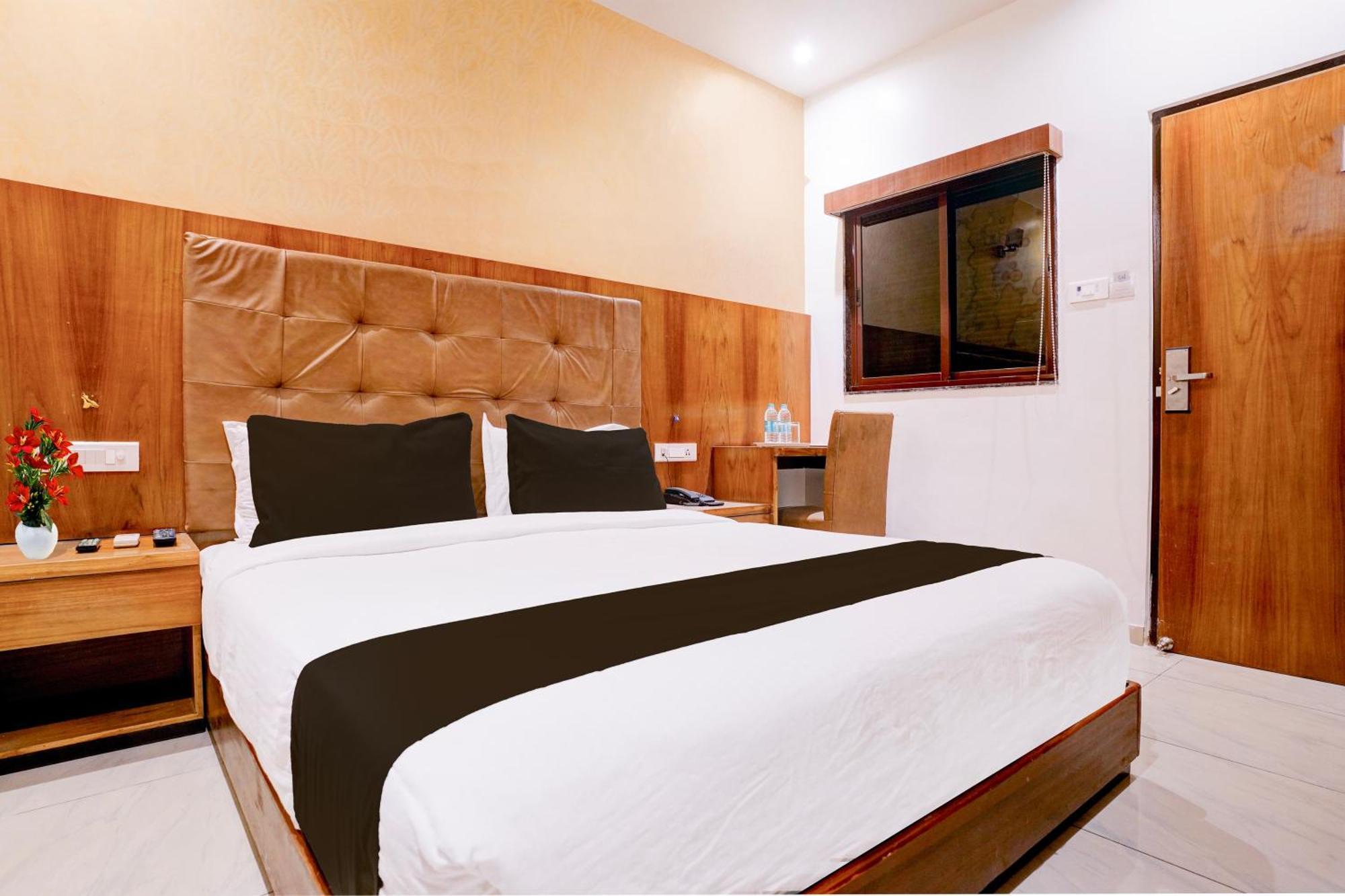 Super Townhouse Oak Times Square Le Western Mumbai  Buitenkant foto