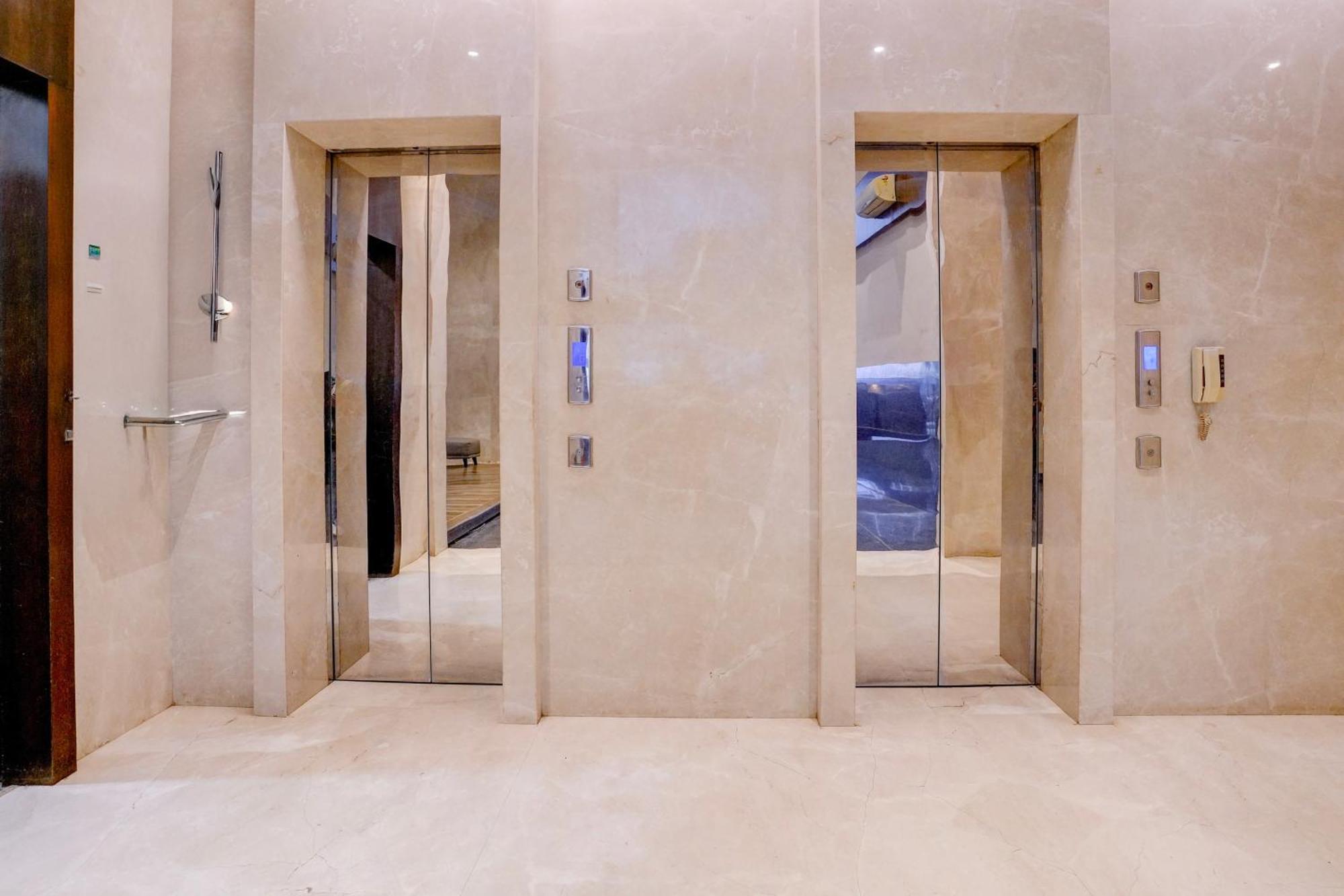 Super Townhouse Oak Times Square Le Western Mumbai  Buitenkant foto
