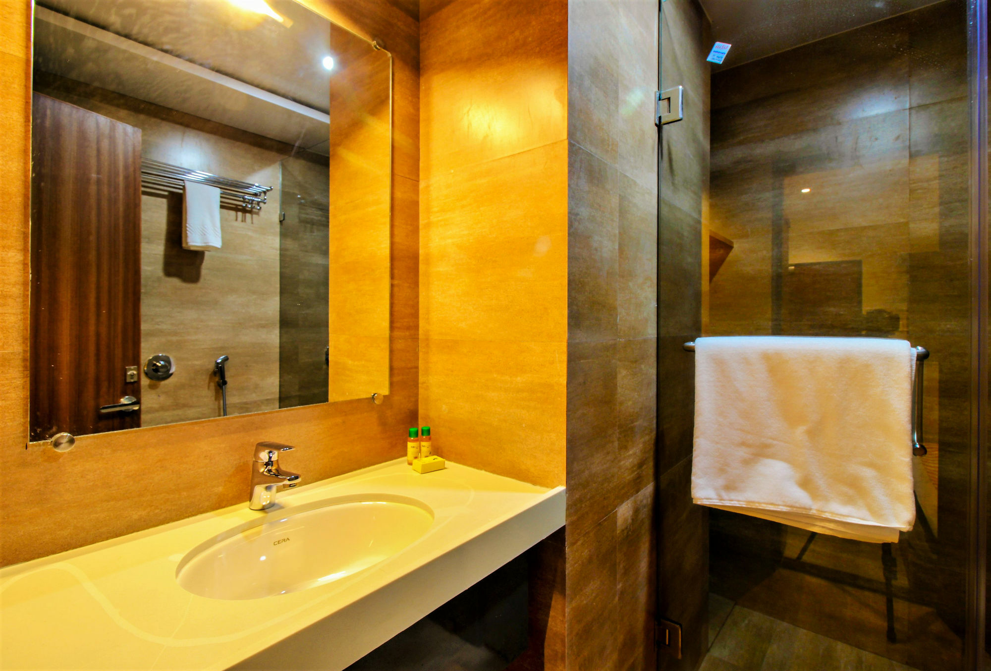 Super Townhouse Oak Times Square Le Western Mumbai  Buitenkant foto